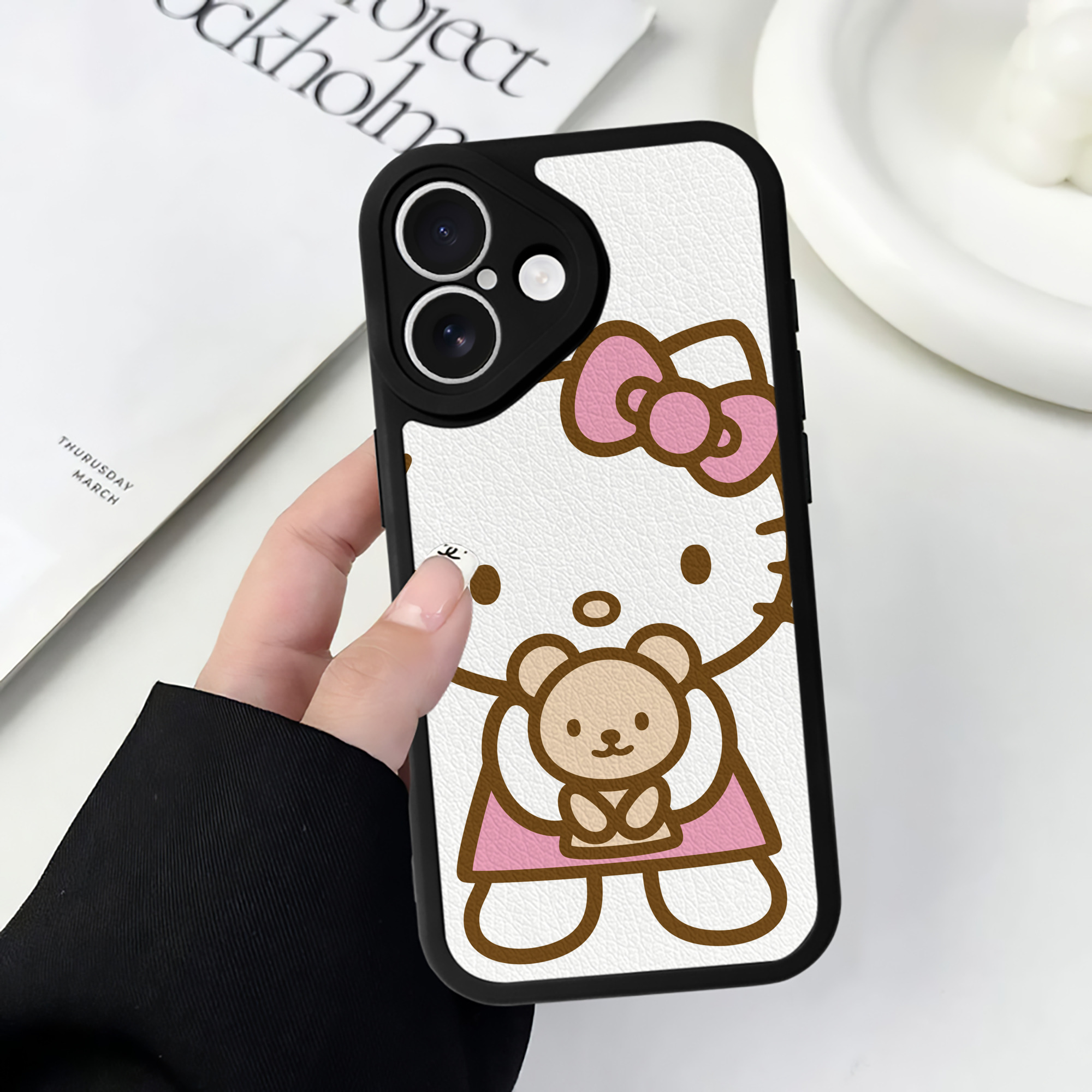 （画像用） Hello Kitty ハローキティ 【iPhone 16シリーズ対応】シリコンスマホケース（レザー調） 材質：シリコン